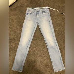 Levis mid rise skinny jeans. Size 28.